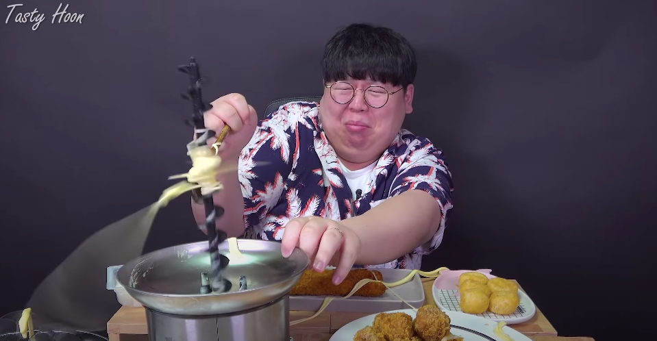 動画 韓国人ユーチューバーのチーズフォンデュの悲劇がネットで話題に 気になるnavi